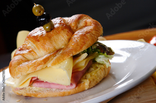 The croissant is a piece of bakery of Austrian origin, whose version was published in France. It is made with a puff pastry that contains yeast, butter, ham, cheese, lettuce and olives.