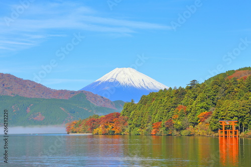 日本の風景・観光・旅行　箱根・芦ノ湖からの富士山