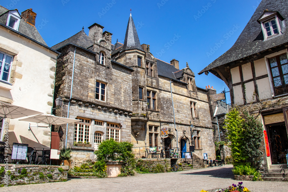 Fototapeta premium Rochefort-en-terre. La place du village. Morbihan. Bretagne