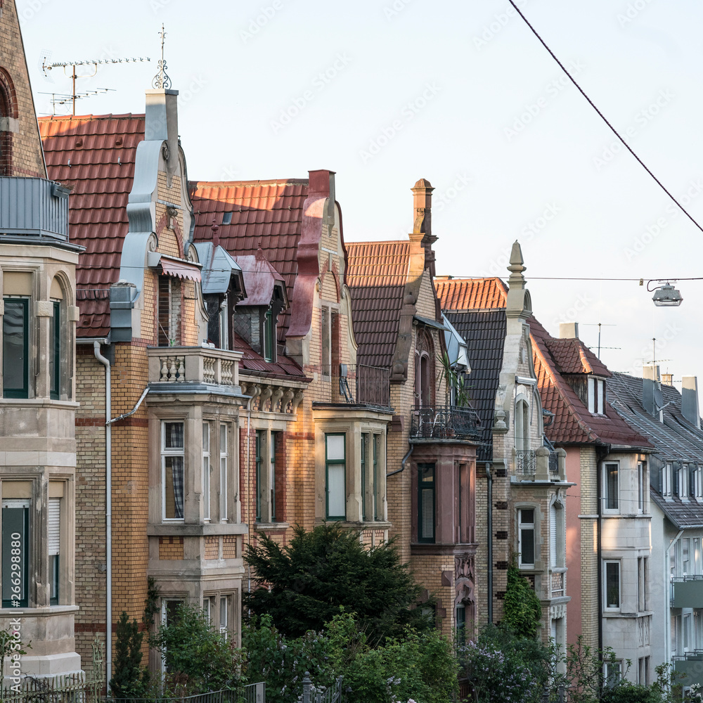 Fototapeta premium Straßenzug im Stuttgarter Osten in der Abendsonne