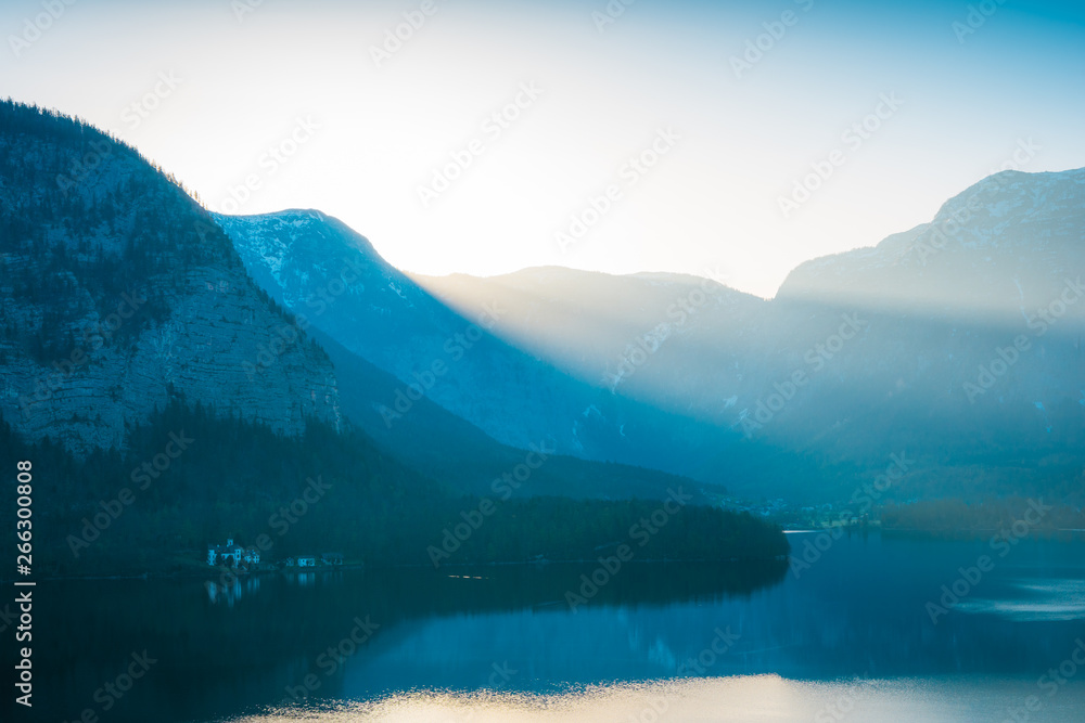 Sonnenaufgang über dem See mit Bergen in den Alpen von Österreich