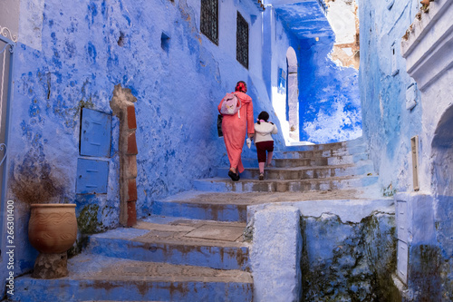 Mujer y niño por las calles de Chauen, Marruecos © Ricardo Ferrando