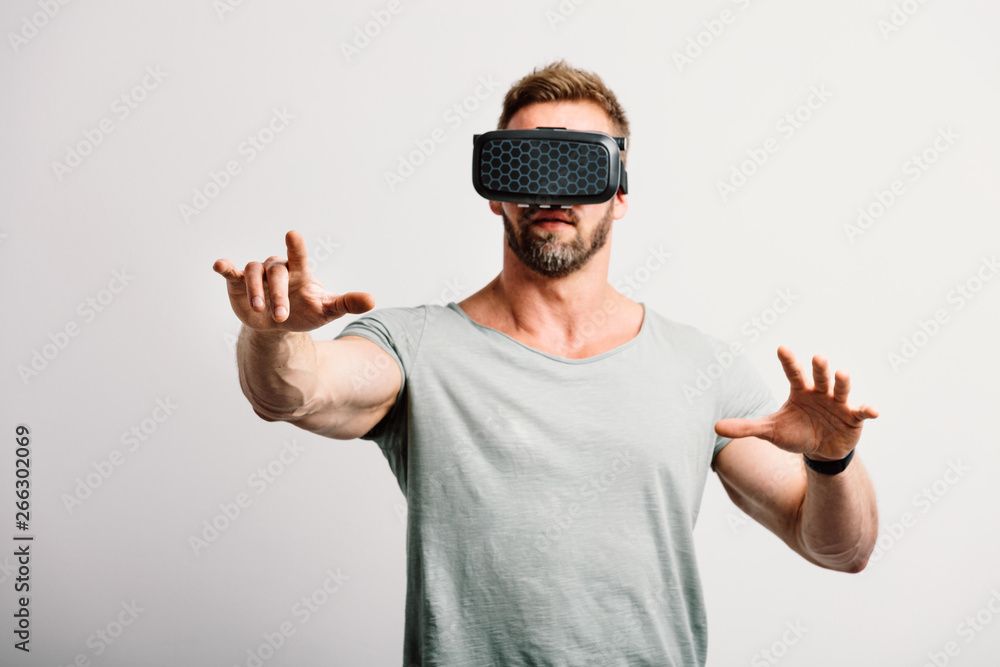 Naklejka premium Man enjoying vr headset