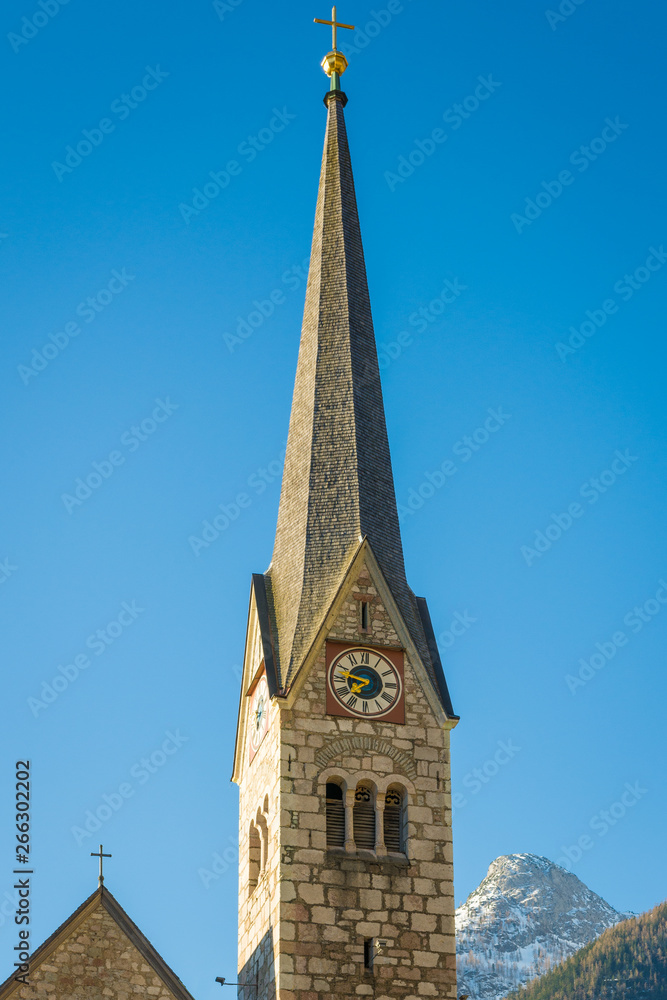 Kirche in Hallstatt in den Alpen von Österreich