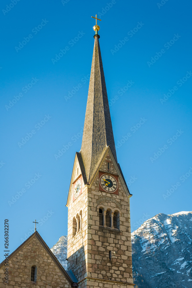 Kirche in Hallstatt in den Alpen von Österreich
