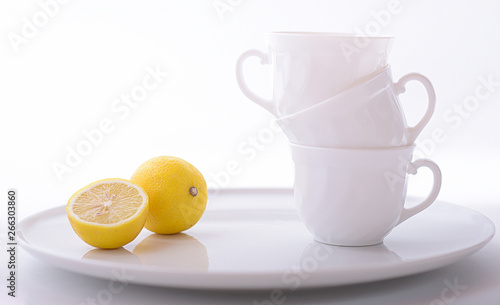 Zitrone und weiße Tassen