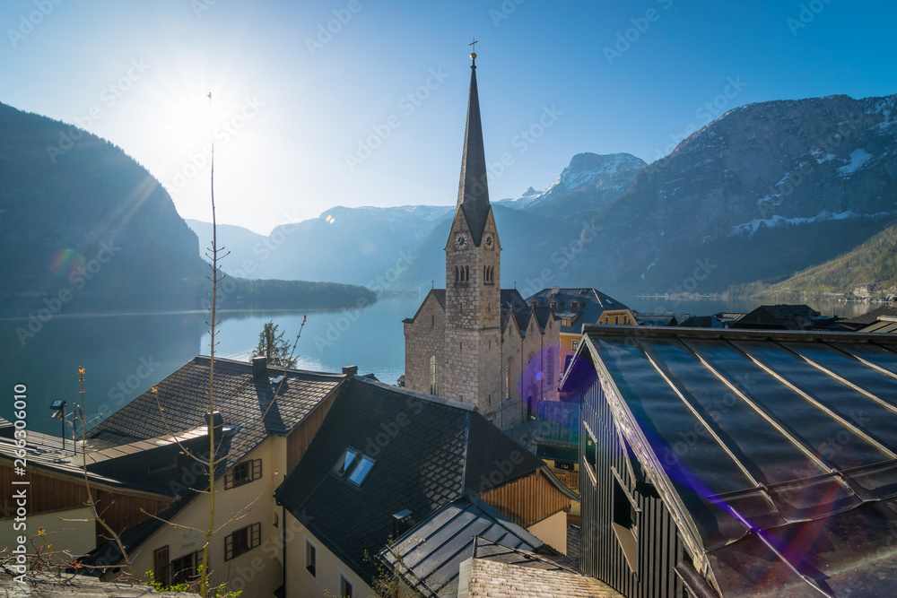 Die Sonne scheint über Hallstatt in Österreich