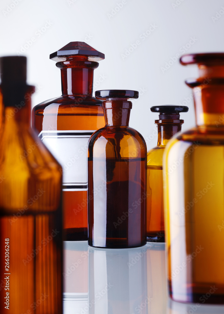 alte Apothekerflaschen isoliert auf weiß alte Apothekerflaschen isoliert auf weiß