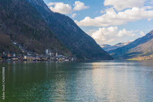 Hallstatt mit Hallstätter See in den Bergen von Österreich © kentauros
