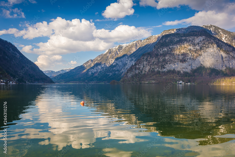 Wolken spiegeln sich auf dem See in den Bergen von Österreich