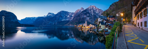 Hallstatt in den Alpen von Österreich in der Dämmerung - Panorama