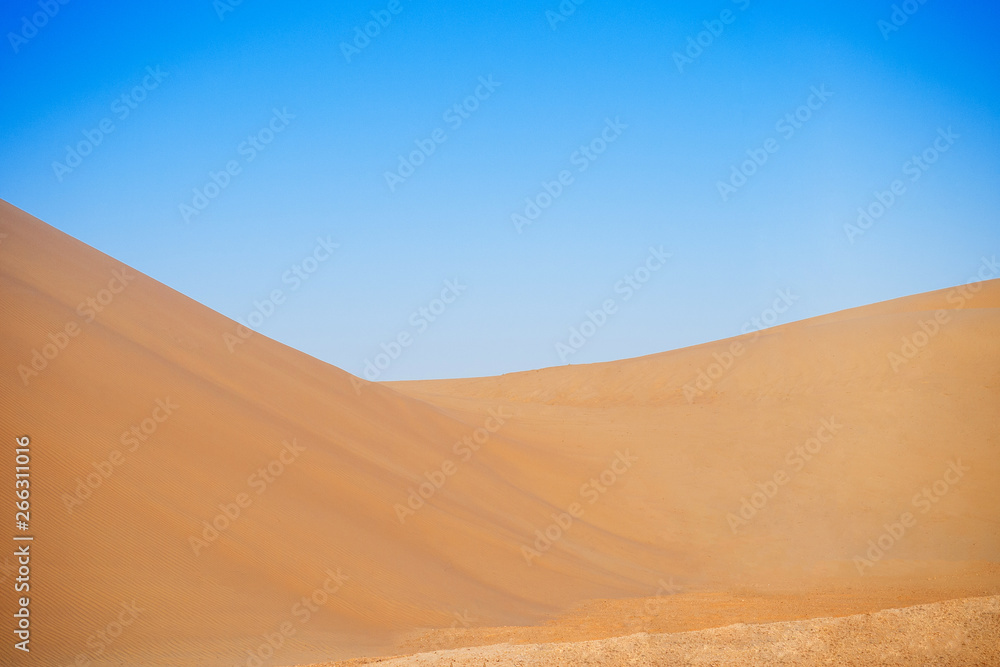 Fototapeta premium Wide desert sand dune scenery of Al Wathba near Dubai - Abu Dhabi