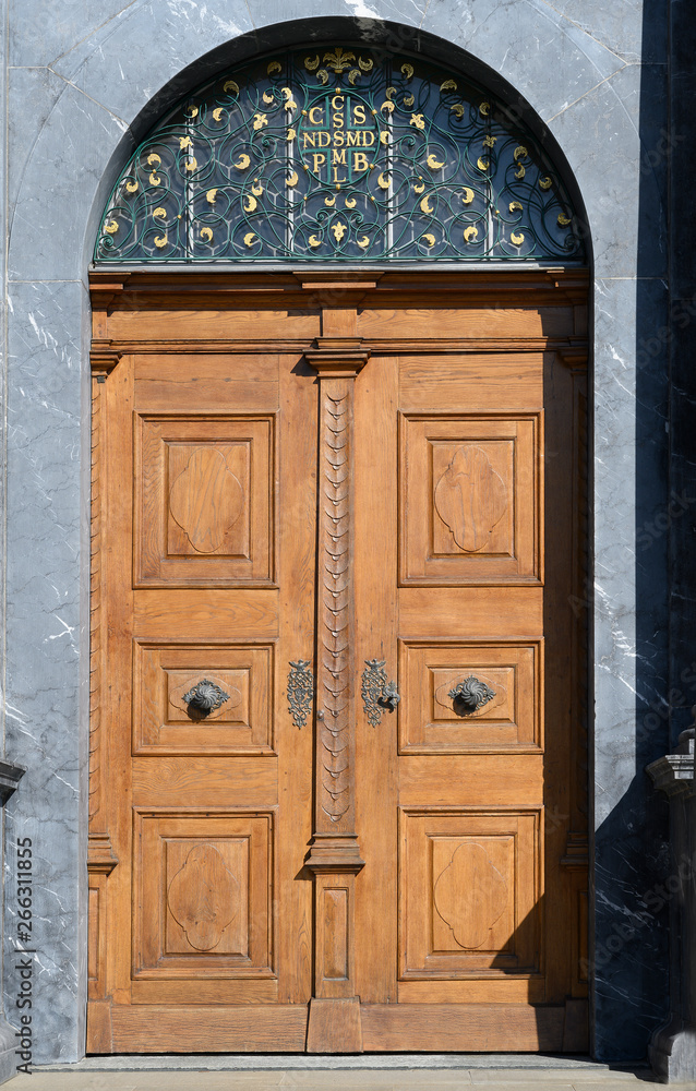 Eingangsportal der Klosterkirche, Engelberg, Obwalden, Schweiz