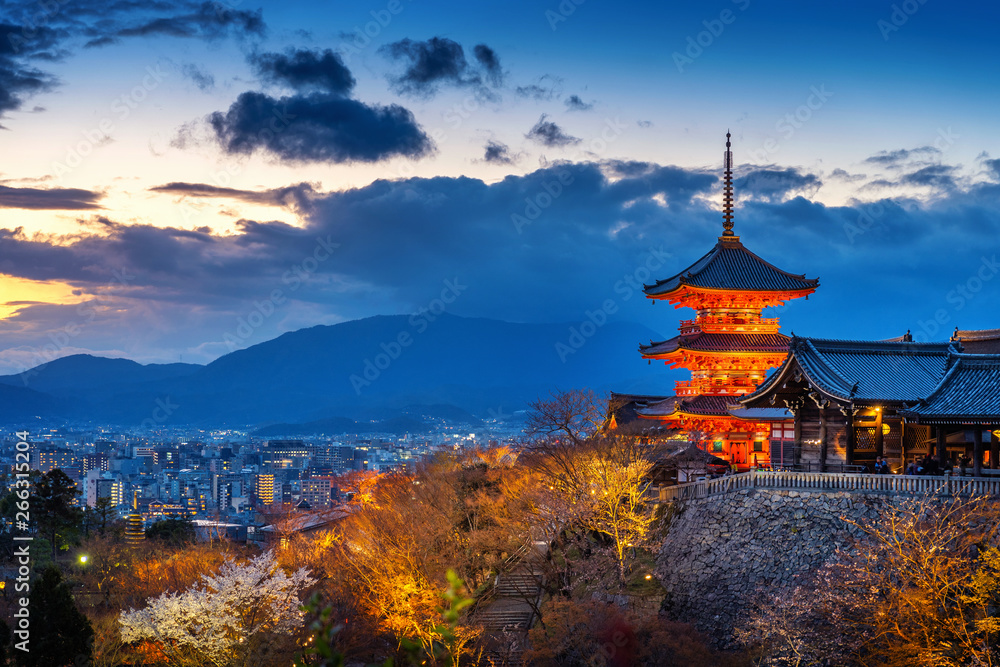 Naklejka premium Piękne miasto Kioto i świątynia o zmierzchu w Japonii.