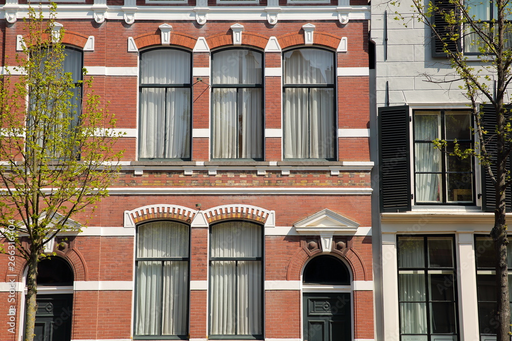 Obraz premium Historical facades with carvings located along Oude Delft Canal, Delft, Netherlands