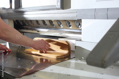 Quadro su tela Paper trimming on a guillotine. Work in the printing house.