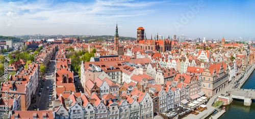 Gdańsk panorama z lotu ptaka. Krajobraz gdańska stare miasto z rzeką Motławą.
