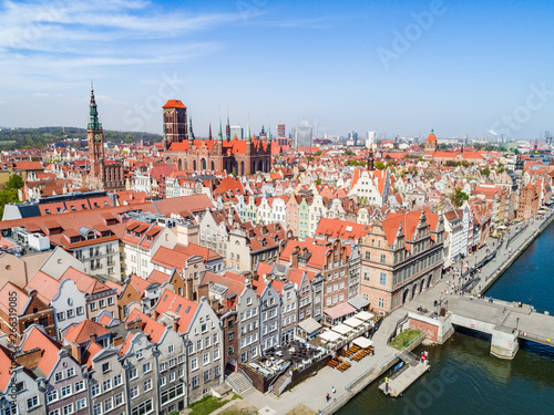 Gdańsk z lotu ptaka - stare miasto z rzeką Motławą.