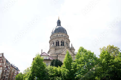 teilansicht auf das dach und den turm der evangelischen kirche in mainz deutschland fotografiert während einer besichtigungstour an einem bewölkten sonnigen tag