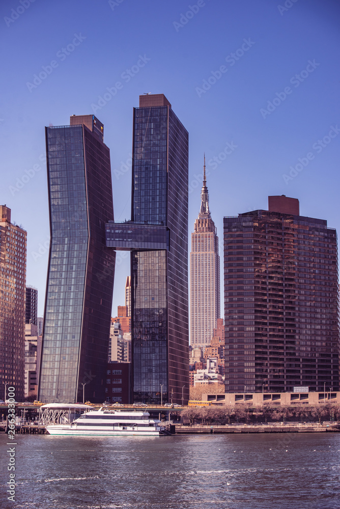 Obraz premium View from East Side River to Empire State Building - Manhatten Skyline of New York, USA