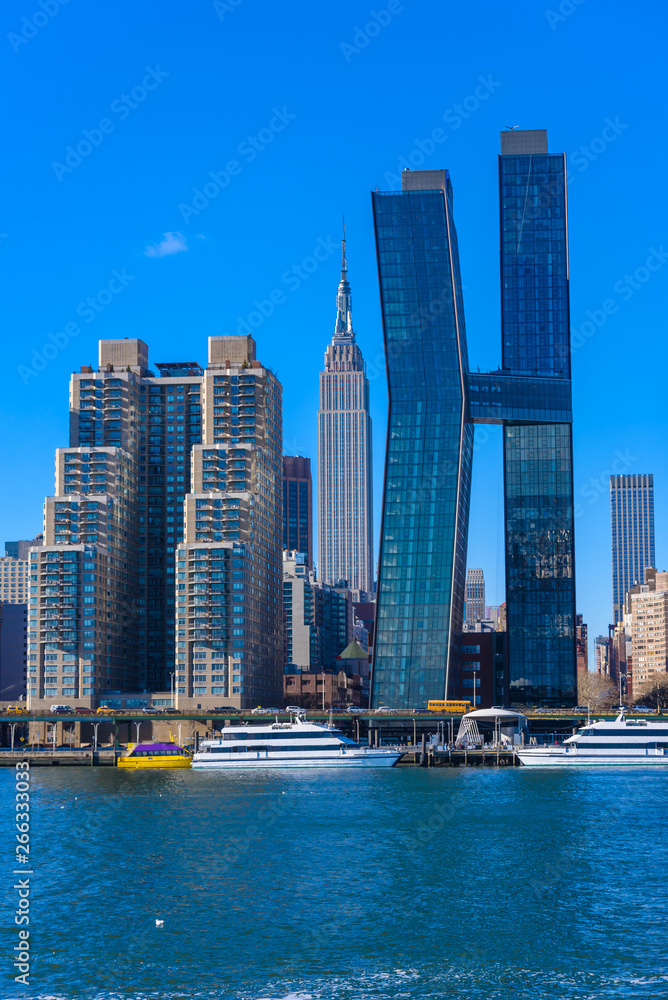 Fototapeta premium View from East Side River to Empire State Building - Manhatten Skyline of New York, USA