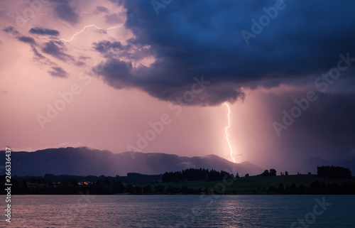 gewitter abends in den bergen mit see