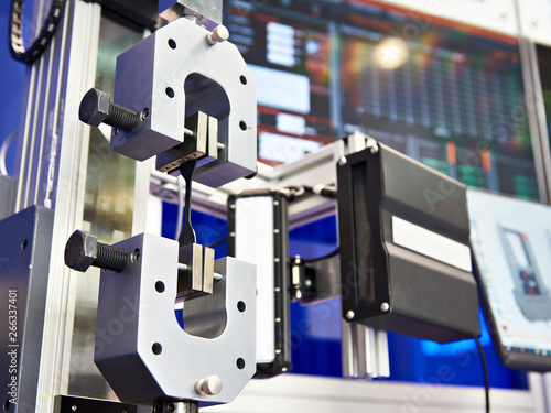 Foto Electromechanical machines for testing metal for tensile