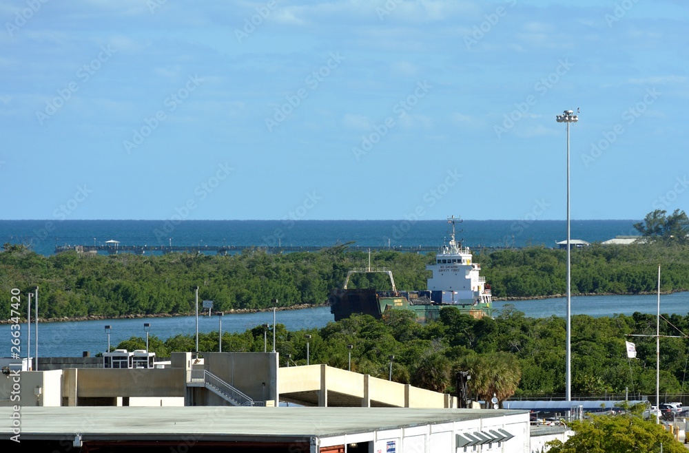 Fototapeta premium Transporter Express in Fort Lauderdale
