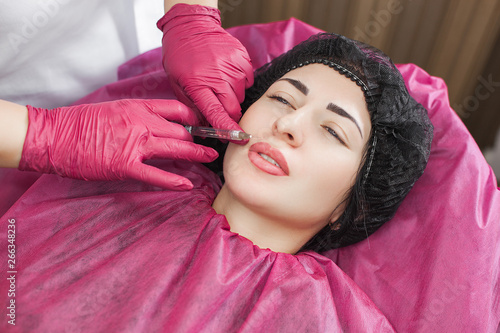 Billede på lærred Cosmetologist making procedure