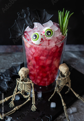 Gruseliger Cocktail zu Halloween photo