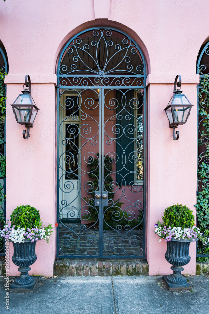 Obraz premium widok z przodu starożytnego domu w mieście Charleston