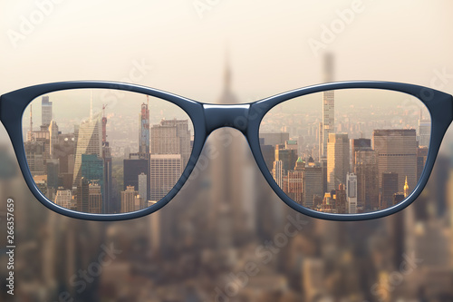 Oglądaj przez okulary ostre, bez ostrzenia okularów