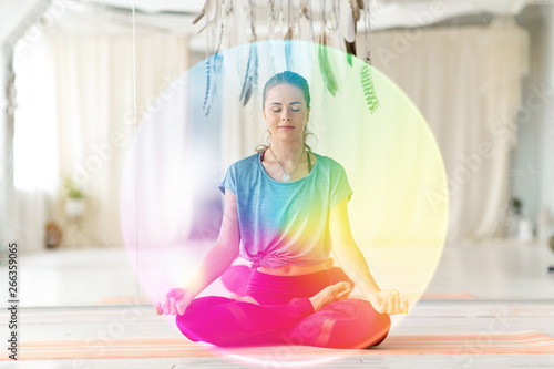 Fotografia mindfulness, spirituality and healthy lifestyle concept - woman meditating in lo