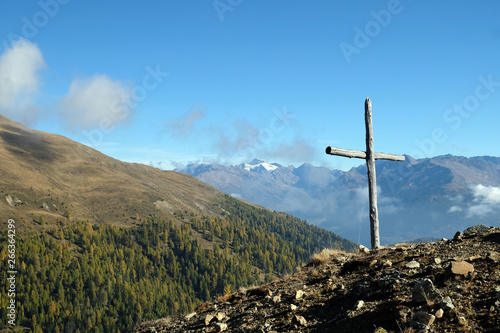 Wegkreuz beim Aufstieg zum Piz Chavalatsch im oberen Vinschgau photo