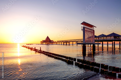 Seebr  cke Heringsdorf im Sonnenuntergang  Insel Usedom  Deutschland 