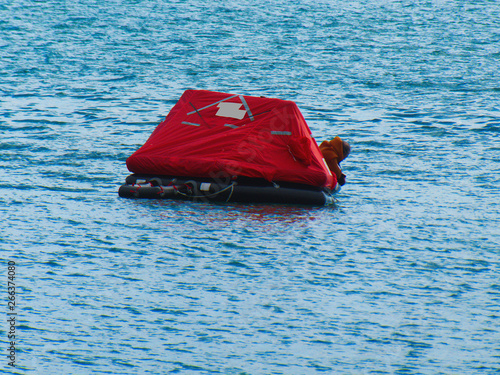 Radeau de survie en mer . photo