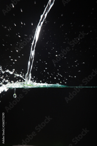 Agua creando formas al caer sobre un cristal