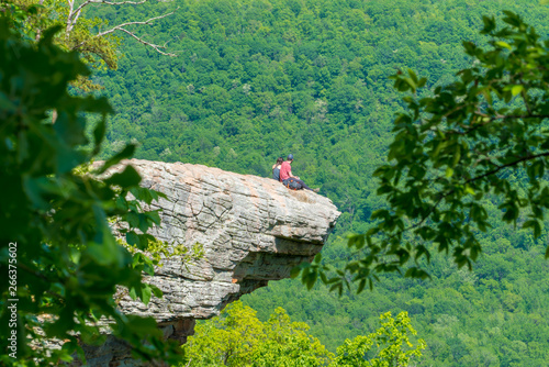 Фотография Tourist visitors couple taking pictures at Whitaker Point rock cliff hiking trai