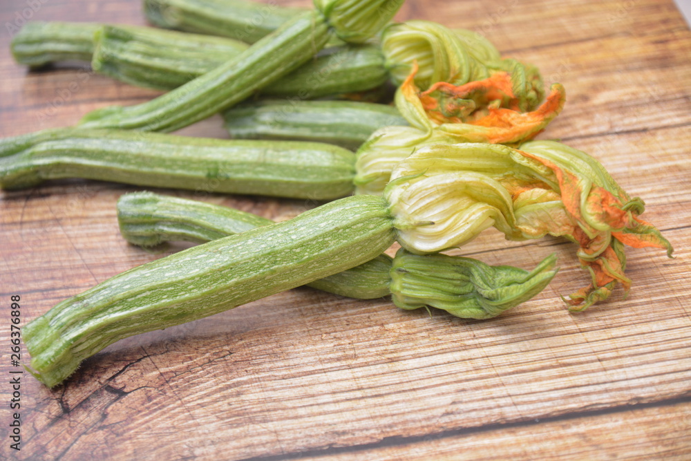 zucchine fresche ortaggi cibo per vegetariani