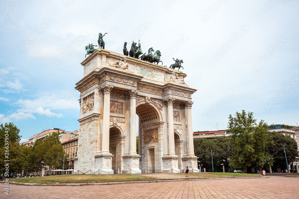 Obraz premium Łuk Pokoju lub Arco della Pace, brama miejska w centrum Starego Miasta w Mediolanie