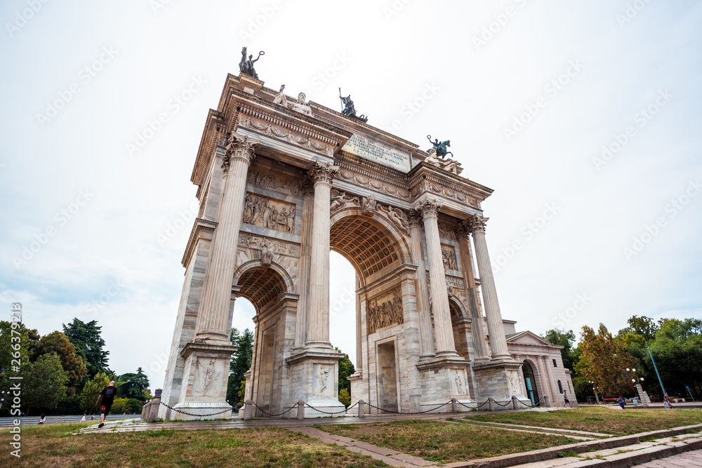 Obraz premium Arch of Peace, or Arco della Pace, city gate in the centre of the Old Town of Milan