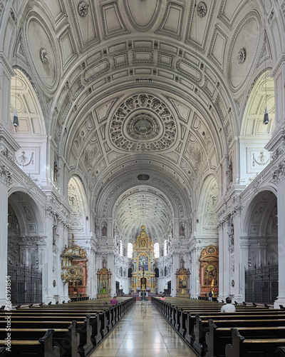 Obraz na płótnie Interior of St. Michael's Church (Michaelskirche) in Munich, Germany. The church was built by William V, Duke of Bavaria in 1583-1597. It is the largest Renaissance church north of the Alps. w salonie