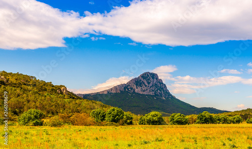 Tableau sur toile Le pic Saint Loup et l'Hortus en Occitanie dans l'Hérault, France