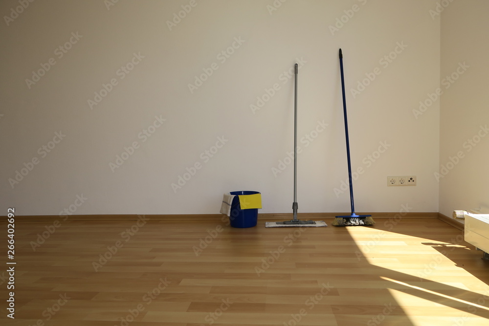 custom made wallpaper toronto digitalLeere Wohnung mit Putzutensilien
