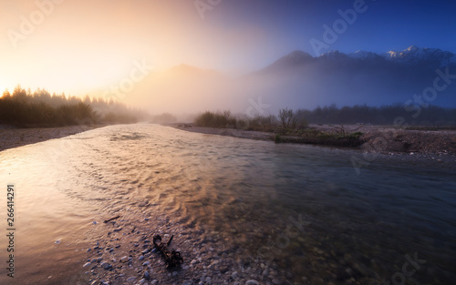 Fluss Isar mit Auen im Nebel bei Sonnenaufgang