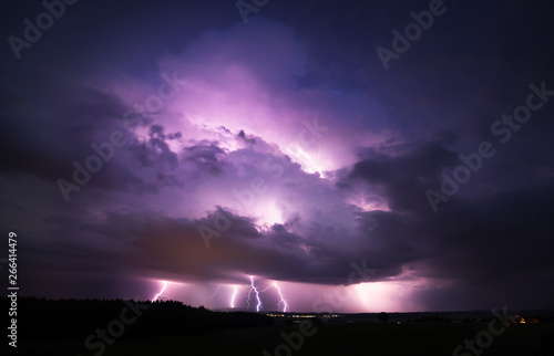 nachtgewitter mit blitzen