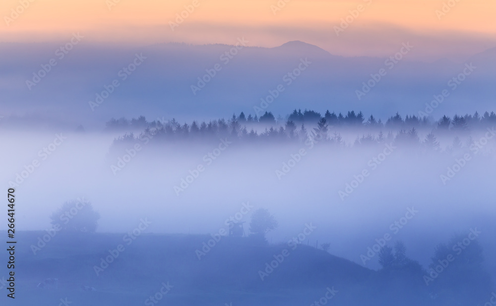 Nebel im Voralpenland mit Blick auf die Alpen in der Morgendämmerung
