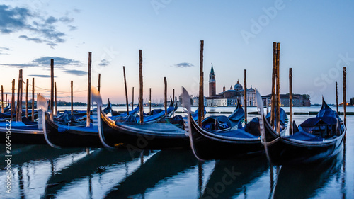 Venedig San Giorgio Maggiore mit Gondeln am Morgen © riebevonsehl