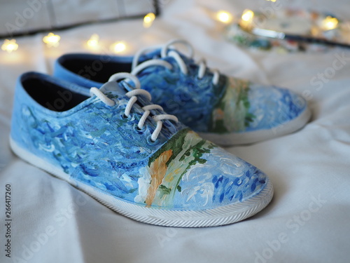 Obraz na płótnie Ręcznie malowane tenisówki z farbami akrylowymi, niepowtarzalny design, DIY