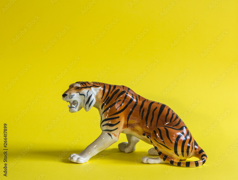 Fototapeta premium tiger on yellow background